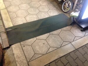 屋外の電源コード養生にゴムマットがオススメ