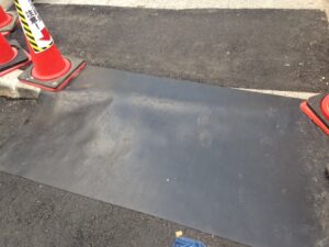 歩道の段差解消にゴムマットが使われています。