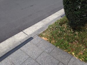 屋外の電源コードを養生するためのケーブルカバー