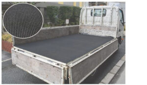 トラックの荷台にキズ防止と滑り止めのゴムマット