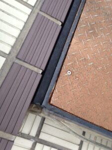 スロープと床面のすき間にゴムマット