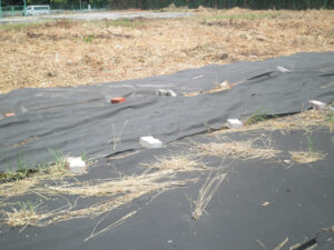 空き地の雑草防止にゴムマット