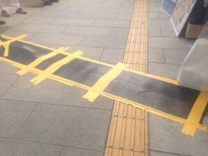 イベント会場のケーブル養生にゴムマット