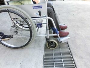 車イスの通行も安全な中間目ピッチのグレーチング