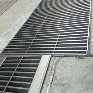 新築オフィスビルの外構に美しいステンレスグレーチング