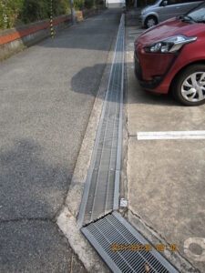 駐車場前のグレーチング設置事例写真