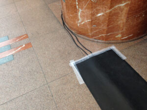 ショッピングセンター内の電源コード養生にゴムシートが便利です