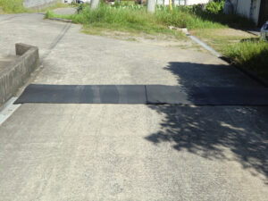 道路緩衝(グレーチング保護)にゴムマットを使っていただきました！