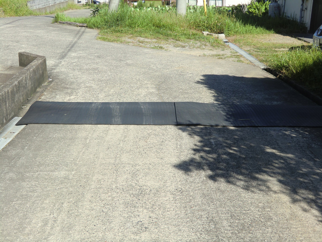 道路緩衝(グレーチング保護)にゴムマットを使っていただきました！