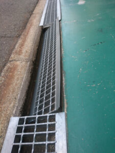 ゴムマットをグレーチングの簡易養生に