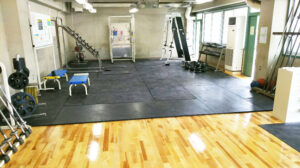 大阪市立大学様のトレーニングルームでゴムマットを使っていただきました！