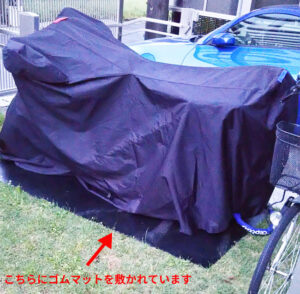 バイク駐車の湿気防止にゴムマットを使っていただきました！