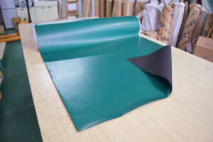 表面：緑、裏面：黒のゴムマットを特価販売しています