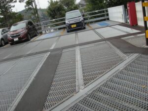団地の立体駐車場内の歩行路にゴムシートをお使いいただきました！