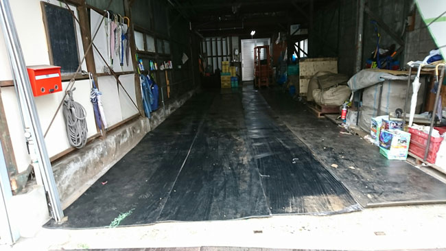 屋内駐車場の仮舗装にゴムマットをお使いいただきました！