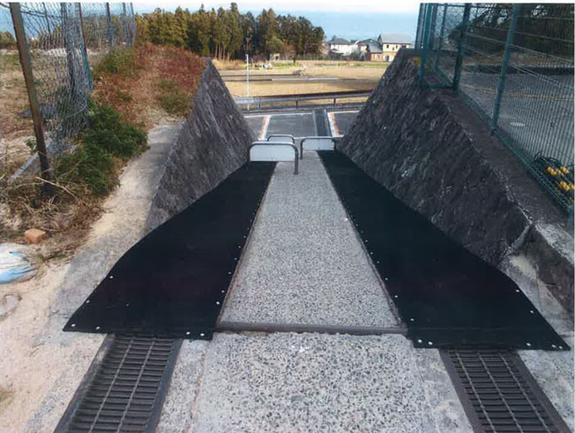 スロープの滑り止めにゴムマットをお使いいただきました！