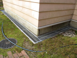 施設の敷地内にグレーチングを設置していただきました！