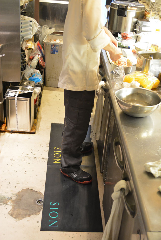 厨房内の足元クッションに名入れゴムマットを使っていただきました！