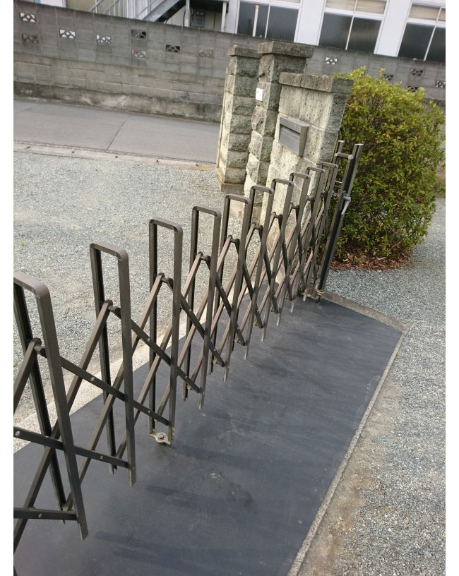 門扉をスムーズに開閉するためにゴムマットを敷いていただきました！