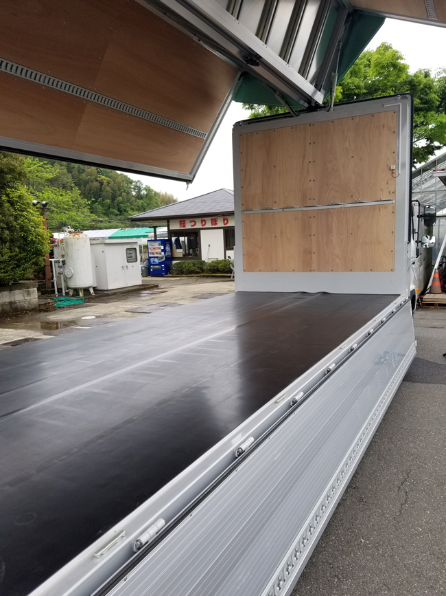 ウイング車の荷室保護と滑り止めにゴムマットを敷いていただきました！