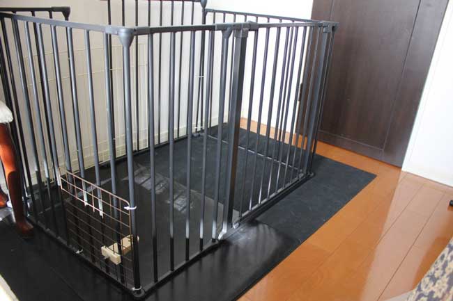 犬のケージ内にゴムマット（脚の滑り止めや床の保護）