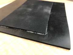 ゴムシートを連結する強粘着テープ