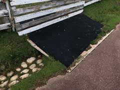 羊の囲いの出入り口にゴムマット