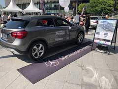 自動車メーカーのイベントでタイヤの下にゴムシートを使われていました