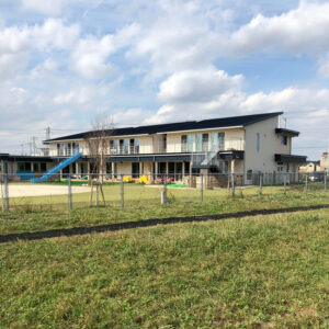 駐車場から幼稚園までの未舗装路にゴムマットを敷いて仮設通路に