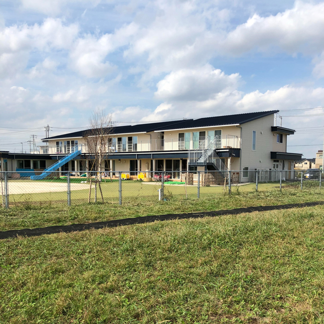 駐車場から幼稚園までの未舗装路にゴムマットを敷いて仮設通路に