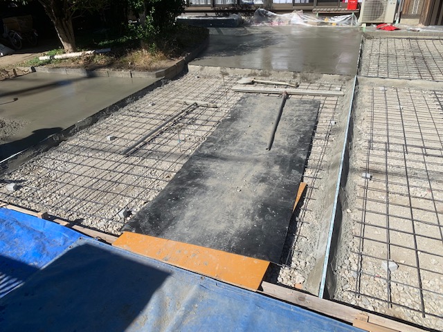 土間コンクリート打設時の一輪車用通路にゴムマット！