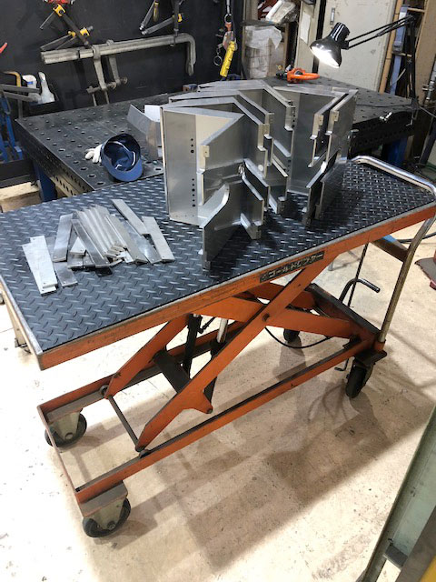 ハンドリフターの天板に滑り止め目的で縞板ゴムマット