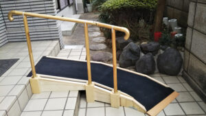 自作スロープの滑り止めにゴムマット！