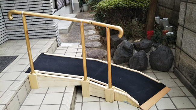 自作スロープの滑り止めにゴムマット！