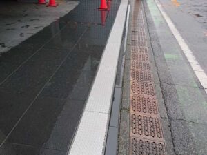 駐車場の出入り口にステンレス製の縞板付きグレーチングを設置していただきました！