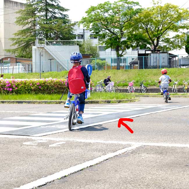 交通安全教室にて道路の実線として使用　ゴムシートの使用事例写真