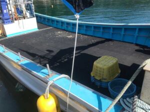 ホタテ養殖船様　甲板の滑り止め、養生に　ゴムシートの使用事例写真