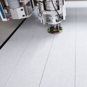 【ゴムシート加工事例】両面テープを貼った後に機械加工