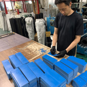 ゴムシートの穴あけ加工　仕上げはコツコツと