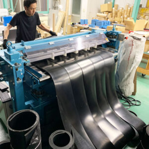 【ゴムシート加工事例】ゴムマットを細く、長く、早く、切る！