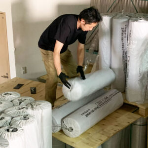 【ゴムシートを取り出す】男はつらいよ、重いゴムを奥から引っ張り出す