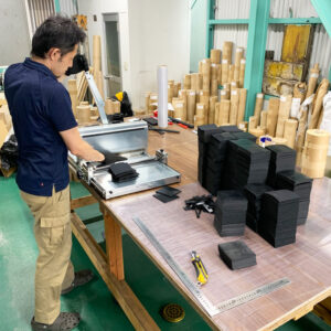 【ゴムを切る秘密兵器】ゴムシートを卓上ギロチンでカンタンにカット！