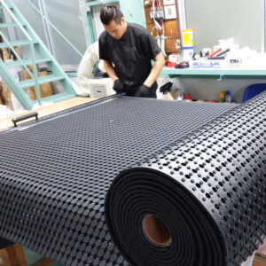 【全面穴あきゴムシート】幅1800mmの超幅広サイズも切り売りOKです！