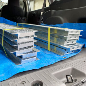 【自社便配達】今回はグレーチングを配達させていただきました