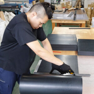 【基本のカット】ゴムシートをカッターナイフで正確に切る