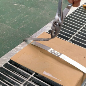 【帯鉄の解き方】帯鉄バンドはペンチでカンタンに外せます