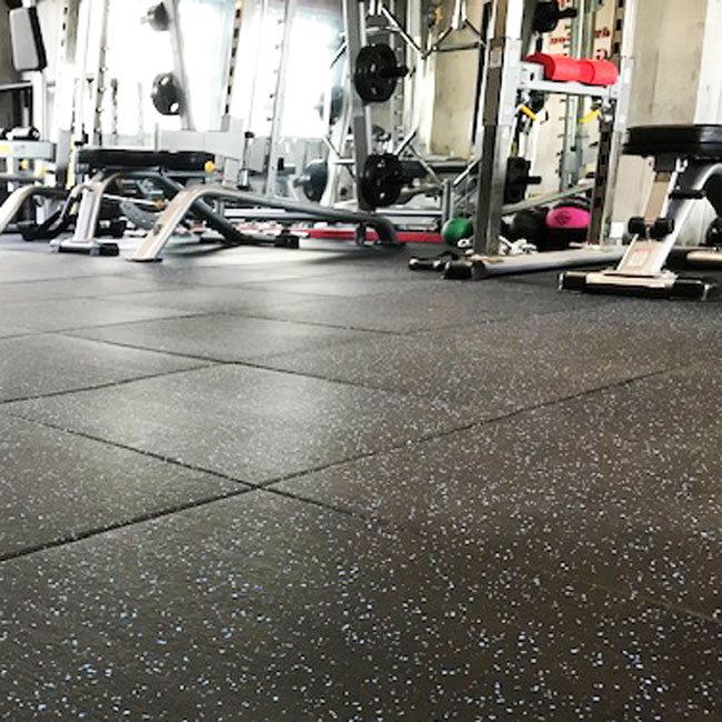 トレーニングジムの床面にスポーツジム専用ゴムマットを使っていただきました