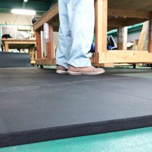 【足元の疲労軽減に】工場内や作業場の足元に幅広長尺のスポンジシートをご提案
