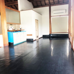 室内で土足で入るスペースにゴムシート2M幅を敷いていただきました