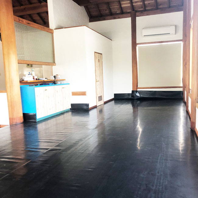 室内で土足で入るスペースにゴムシート2M幅を敷いていただきました